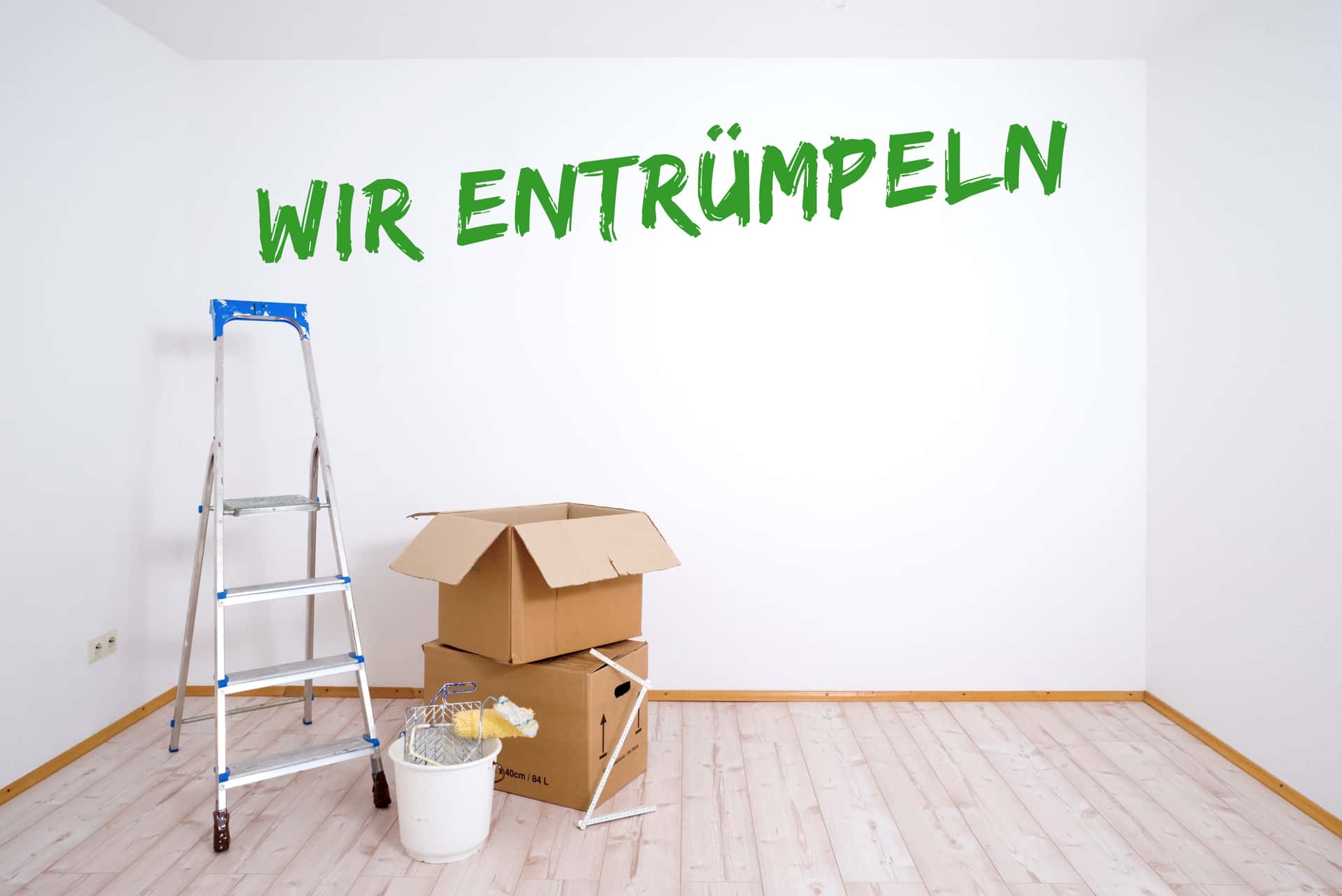 Haushaltsauflösung: leeres Zimmer, besenrein übergeben Leerer, besenrein übergebener Raum nach einer Haushaltsauflösung mit Leiter und Umzugskartons